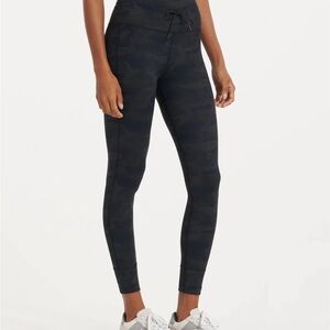 Vuori black camo set! Bra and pants. Medium for both pants and sports bra